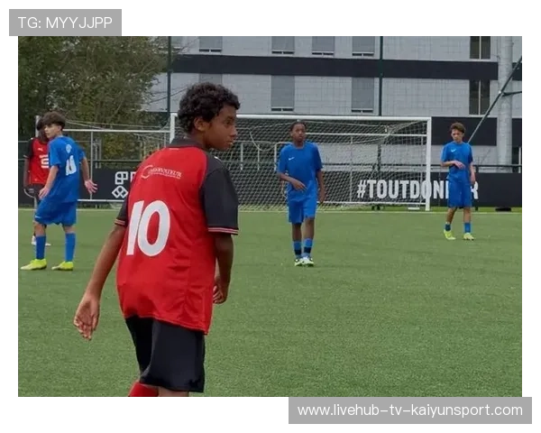 法国小将横空出世，6大豪门争抢年轻前锋，法国队新秀小将